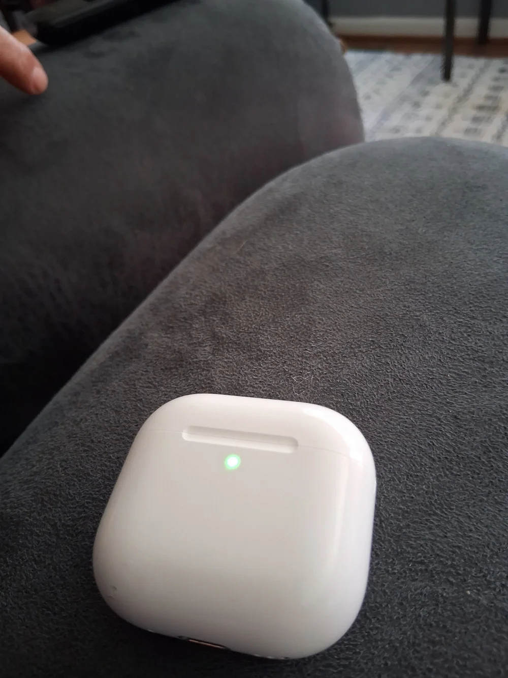 Apple White Wireless Earbuds with White Charging Case and LED. NOISE CANCELATION